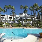 Elegant 3- Bedroom Apartment In Puente Romano