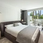Elegant 3- Bedroom Apartment In Puente Romano